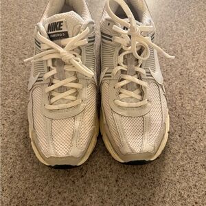 Nike Vomero 5 Men’s White and Gray Sneakers
